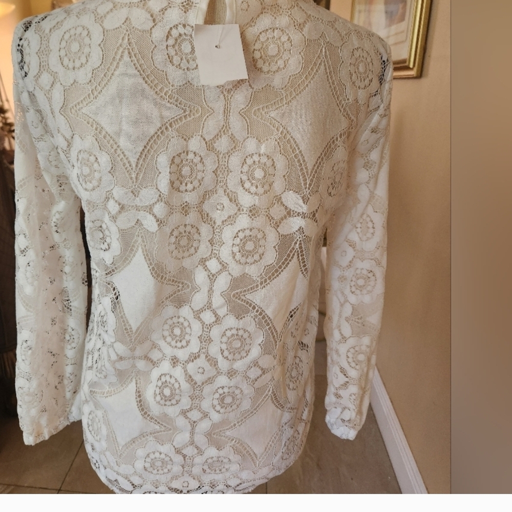 Elegant White Lace Blouse - Picture 2 of 6